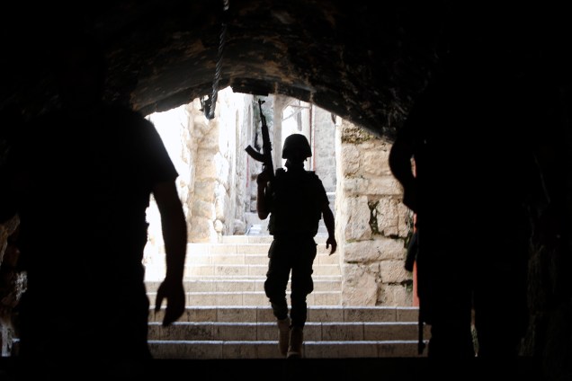 Membro das forças de segurança palestina realiza patrulha na Cisjordânia - 26/08/2016