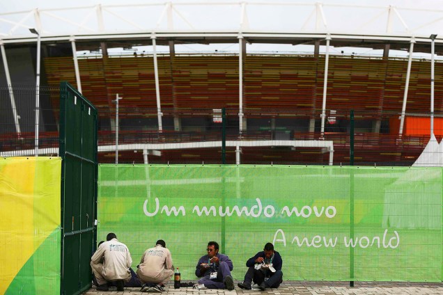 Trabalhadores almoçam próximos ao Parque Olímpico, um dia após o encerramento dos Jogos Olímpicos Rio-2016 - 22/08/2016