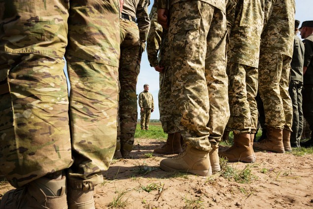 O presidente ucraniano Petro Poroshenko (centro), participa de exercícios militares em um campo de tiro, na região de Cracóvia - 23/08/2016
