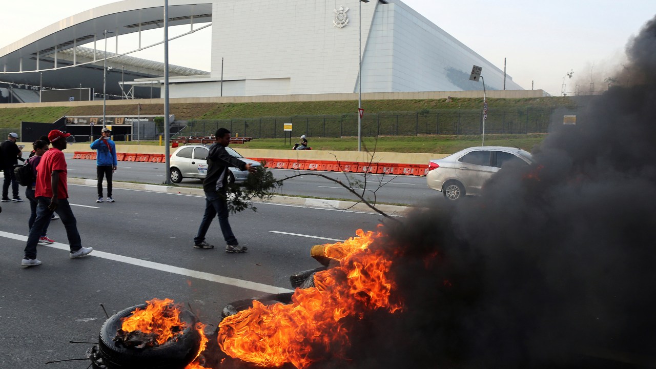 Manifestantes pró-Dilma bloqueia via próxima ao Itaquerão