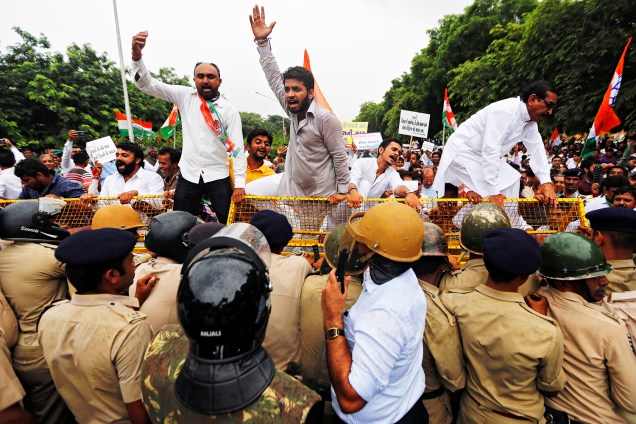 Apoiadores do principal partido de oposição indiano gritam palavras de ordem, durante protesto na cidade de Gandhinagar - 23/08/2016
