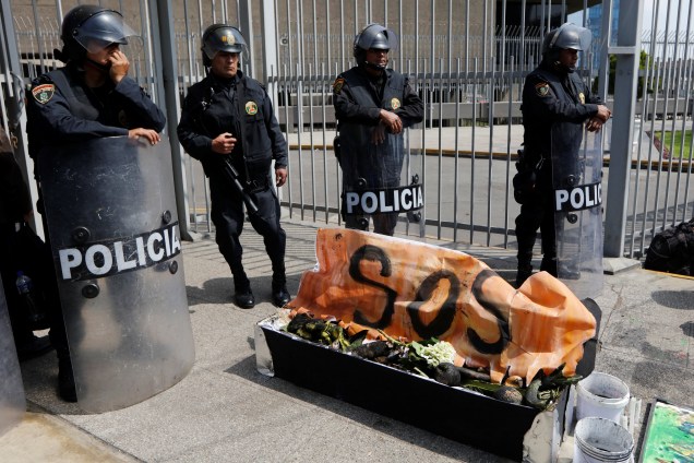 Policiais peruanos durante protesto de ativistas na frente da companhia de petróleo Petroperu, na capital Lima - 22/08/2016