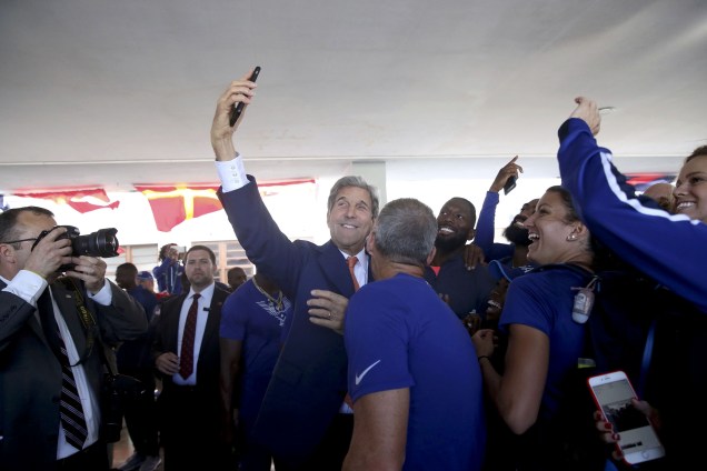 O secretário de Estado dos EUA, John Kerry, tira uma selfie com os membros da equipe olímpica dos Estados Unidos na Academia Naval Brasileira, no Rio de Janeiro - 05/08/2016