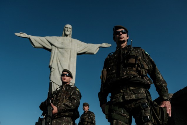 Membros do Exército patrulham o acesso ao Cristo Redentor no topo do Corcovado - 05/08/2016