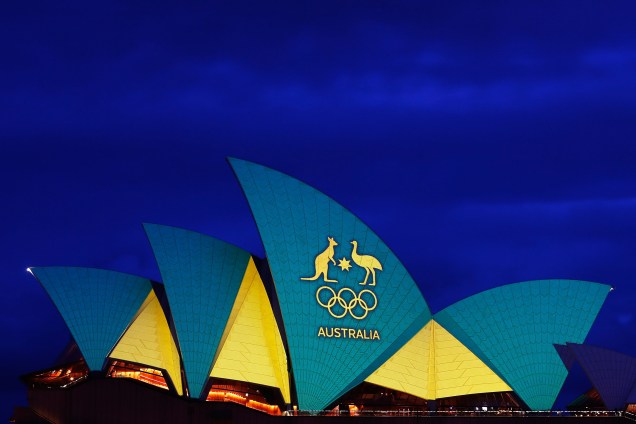 Opera House, localizado em Sydney, na Austrália, é iluminada com as cores verde e amarelo, para marcar a cerimônia de abertura dos Jogos Olímpicos Rio-2016 - 05/08/2016