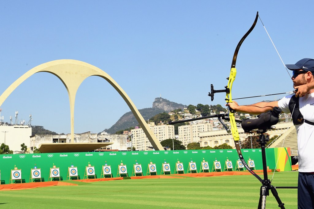 Francês Lucas Daniel pratica Arco e Flecha para os Jogos Olímpicos Rio 2016