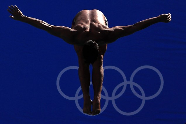 Atleta olímpico pratica saltos ornamentais no Centro Aquático Maria Lenk, no Rio de Janeiro - 05/08/2016