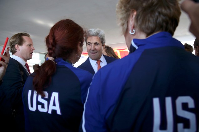 Secretário dos Estados Unidos, John Kerry, cumprimenta membros da delegação olímpica americana, na Academia Brasileira Naval, no Rio de Janeiro - 05/08/2016