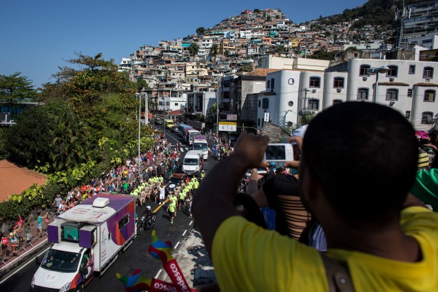Moradores da favela do Vidigal assistem ao revezamento da tocha no Rio de Janeiro, a caminho do estádio do Maracanã - 05/08/2016