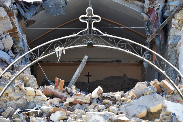 Imagem das ruínas da igreja de Santa Maria na aldeia de Torrita em Amatrice,  poucos dias depois de um terremoto atingir a região - 29/08/2016