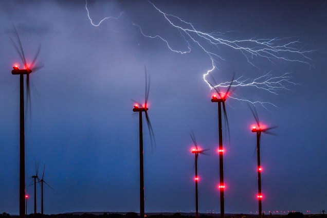 Fotógrafo registra tempestade de raios próxima a uma usina eólica em Sieversdorf, na Alemanha - 29/08/2016