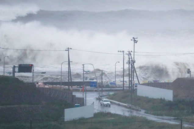 Ondas gigantes são formadas pela passagem do tufão Lionrock na costa da cidade de Ishinomaki, província de Miyagi, no Japão - 30/08/2016