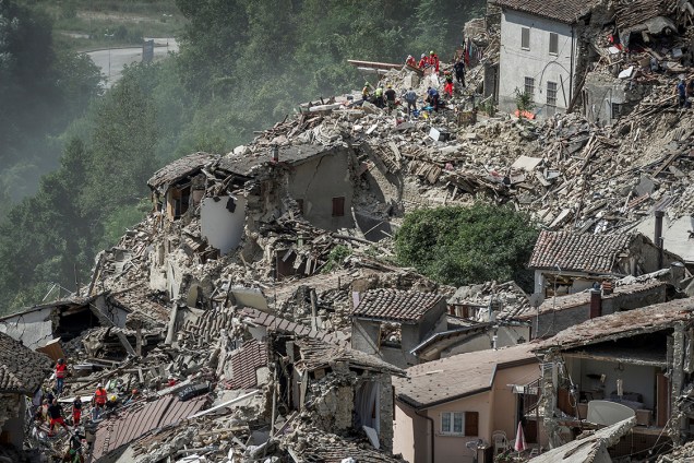 Bombeiros e voluntários trabalham nos escombros após terremoto atingir a cidade de Pescara del Tronto, na Itália - 24/08/2016