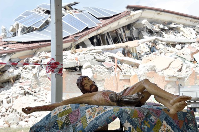 Imagem de Jesus é colocada sobre uma mesa antes do funeral das vítimas do terremoto que destruiu a cidade em Amatrice, na Itália - 30/08/2016