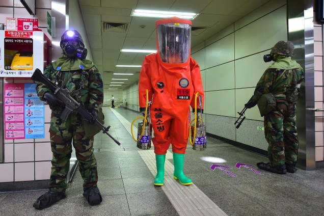 Exército sul-coreano realiza treinamento antiterrorismo, em conjunto com os Estados Unidos, em uma estação de metrô em Seul - 23/08/2016