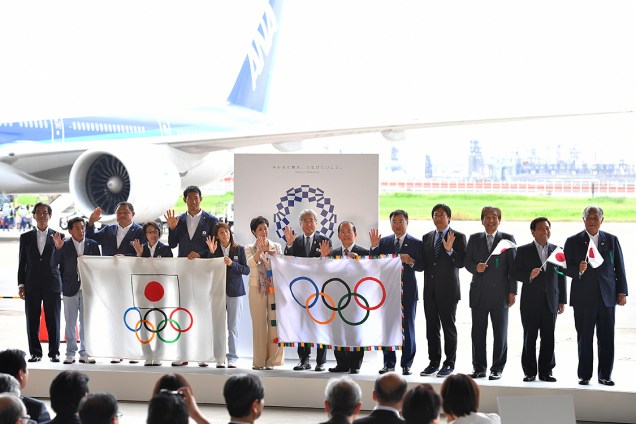 Membros do Comitê Olímpico Japonês apresentam a bandeira olímpica, em Tóquio