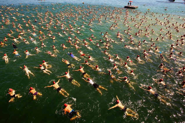 Público nada em um lago em Zurique, na Suíça, em um evento anual que promove a travessia das margens do lago a nado - 24/08/2016