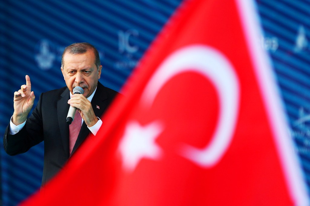 O presidente da Turquia, Tayyip Erdogan, discursa durante cerimônia de inauguração da Ponte Yavuz Sultan Selim, em Istambul - 26/08/2016