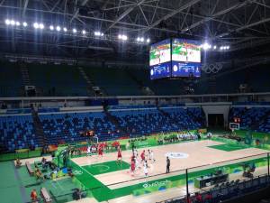 A partida entre as seleções masculinhas de basquete de Espanha e Nigéria, na Arena Carioca I, começou com arquibancadas vazias