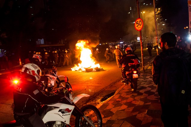 Manifestantes ateiam fogo em objetos durante protesto contra impeachment da ex-presidente Dilma Rousseff no centro de SP -31/08/2016