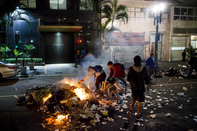 Manifestantes ateiam fogo em objetos durante protesto contra impeachment da ex-presidente Dilma Rousseff no centro de SP -31/08/2016