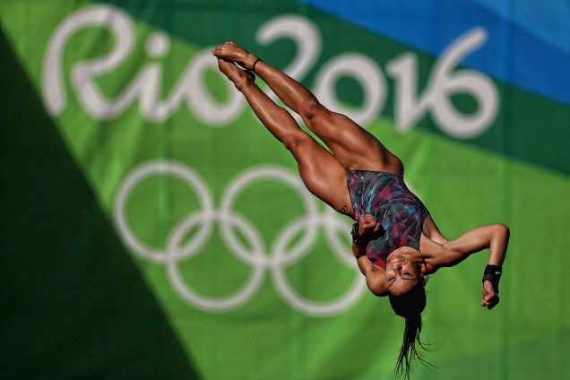 Atleta brasileira Ingrid Oliveira se apresenta durante prova de saltos ornamentais da plataforma de 10m, no Parque Aquático Maria Lenk, Rio de Janeiro