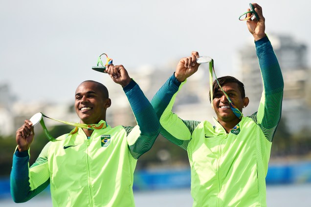 Isaquias Queiroz e Erlon de Souza comemoram medalha de prata na prova de canoagem 1000m em duplas