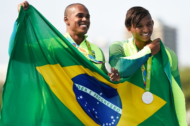 Isaquias Queiroz e Erlon de Souza comemoram medalha de prata na prova de canoagem 1000m em duplas