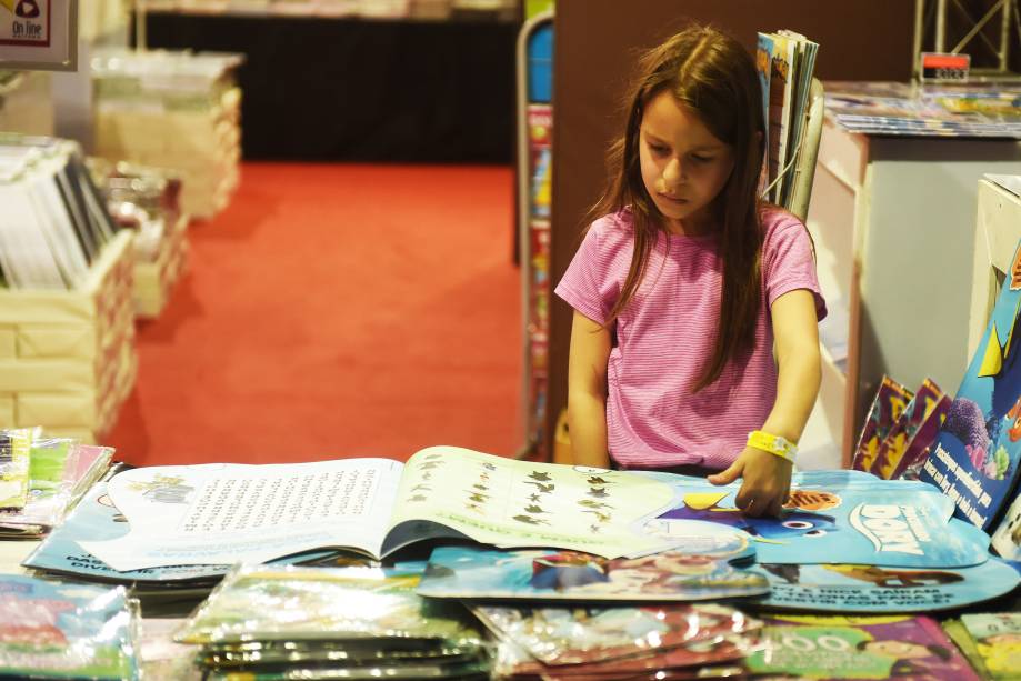 Menina observa observa estande de livros infantis durante a 24ª Bienal de Livros no Pavilhão Anhembi em São Paulo - 30/08/2016