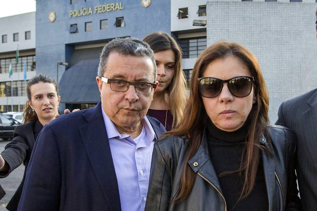 O marqueteiro João Santana e sua mulher, Mônica Moura, deixam a sede da Superintendência da Polícia Federal, em Curitiba