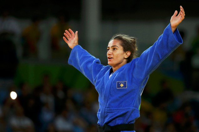 A judoca Majlinda Kelmendi do Kosovo comemora a medalha de ouro após vencer a italiana Odette Giuffrida na categoria até 52 Kg - 07/08/2016