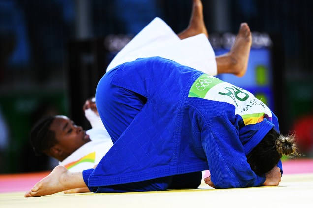 Mayra Aguiar lamenta após perder semi-finais de judô, na categoria até 78kg, contra a francesa Audrey Tcheoméo - 11/08/2016
