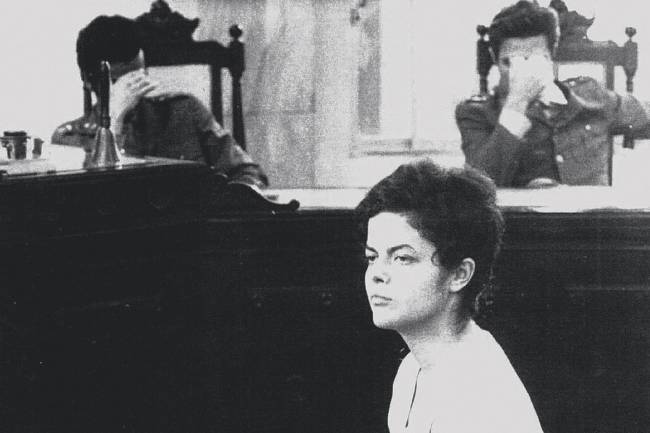 Dilma Rousseff, aos 22 anos, responde a um interrogatório na sede da Auditoria Militar do Rio de Janeiro em 1970