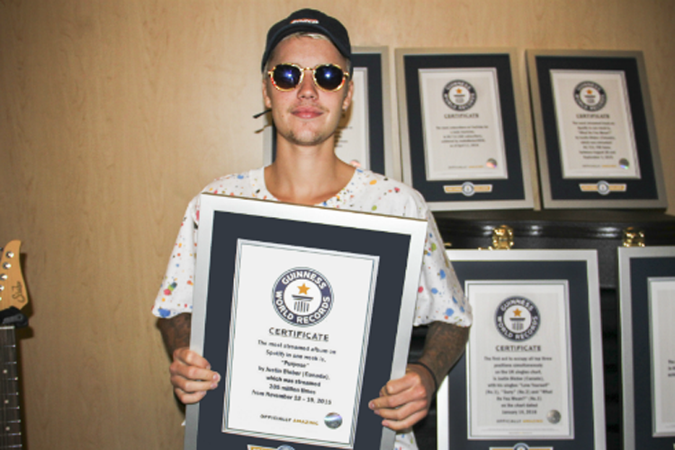 Justin Bieber no escritório do Guinness World Records