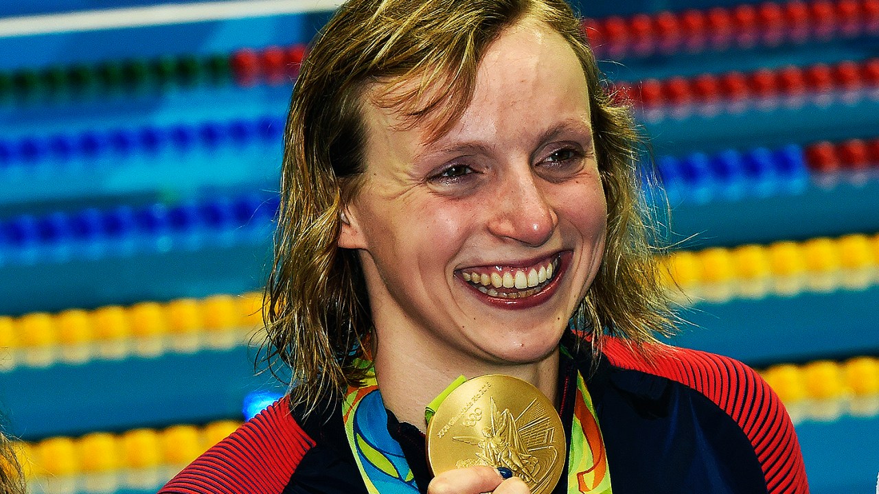 A nadadora Katie Ledecky, dos Estados Unidos, mostra a medalha de ouro nos 800m nado livre