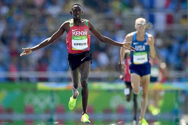 Queniano Conseslus Kipruto celebra vitória na final dos 3000m com obstáculos, nos Jogos Olímpicos Rio-2016