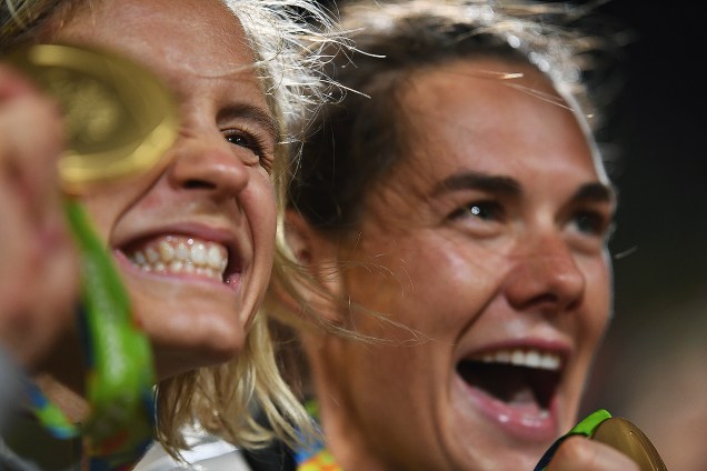 A dupla alemã, Laura Ludwig e Kira Walkenhorst, comemora após conquistarem a medalha de ouro no vôlei de praia