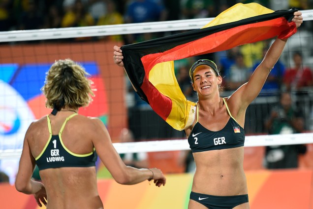 A dupla alemã, Laura Ludwig e Kira Walkenhorst, comemora após conquistarem a medalha de ouro no vôlei de praia