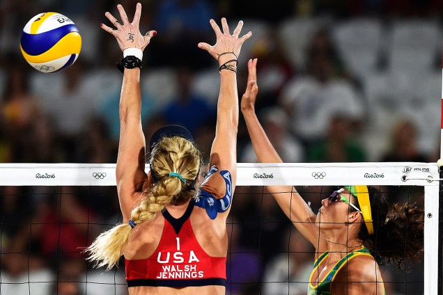 A brasileira Talita Rocha tenta passar pelo bloqueio da americana April Ross na disputa pelo bronze do vôlei de praia feminino