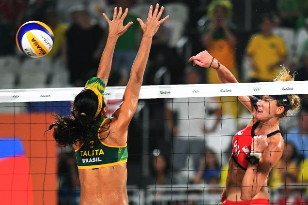 A americana Kerri Walsh passa pelo bloqueio da brasileira Talita Rocha em jogo válido pela medalha de bronze no vôlei de praia feminino