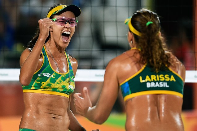 Talita Rocha comemora ponto com Larissa França na disputa pelo bronze contra a dupla dos Estados Unidos