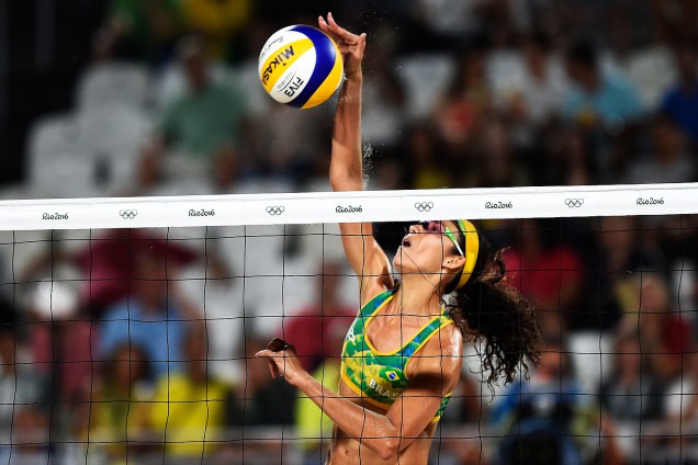 A brasileira Talita Rocha ataca contra a dupla a americana April Ross e Kerri Walsh na disputa pelo bronze do vôlei de praia feminino