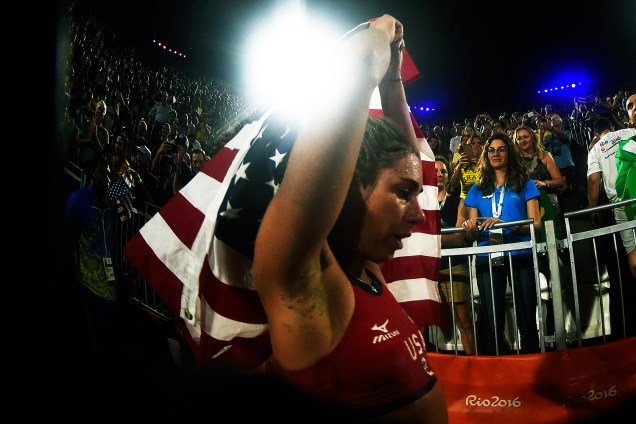 A americana April Ross comemorar a medalha de bronze no vôlei de praia