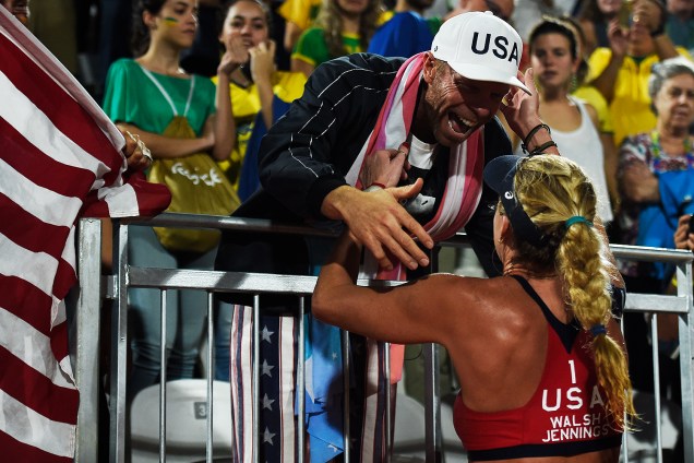 A americana April Ross comemorar a medalha de bronze no vôlei de praia