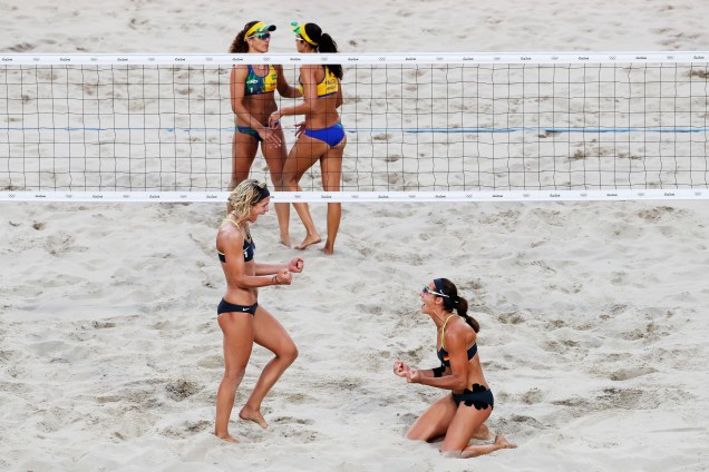 A dupla alemã Laura Ludwig e Kira Walkenhorst comemora após vitória sobre as brasileiras Larissa França e Talita Rocha na semifinal do vôlei de praia