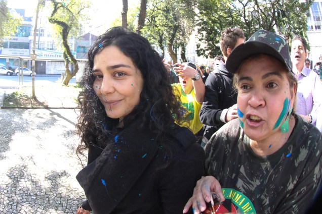Atriz Letícia Sabatella é hostilizada em manifestação contra a presidente afastada Dilma Rousseff