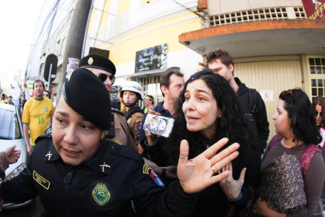 Atriz Letícia Sabatella é hostilizada em manifestação contra a presidente afastada Dilma Rousseff, em Curitiba