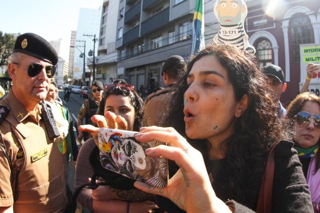 Atriz Letícia Sabatella é hostilizada em manifestação contra a presidente afastada Dilma Rousseff, em Curitiba