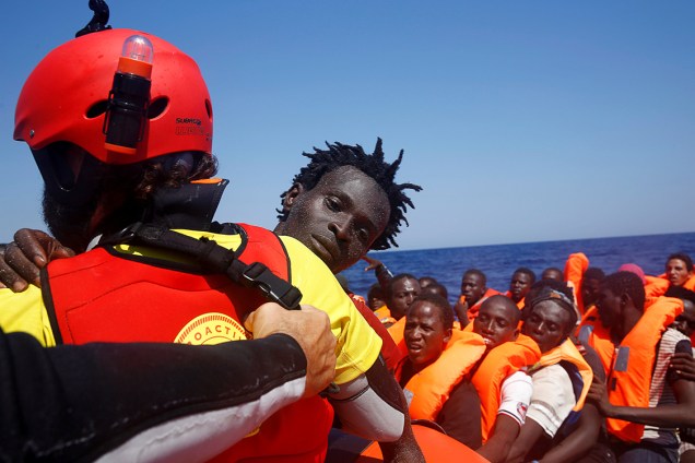 Imigrantes são resgatados pela organização espanhola Proactiva, ao largo da costa da Líbia no mar Mediterrâneo