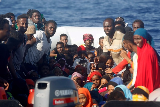 Refugiados são resgatados por um barco da organização espanhola Proactiva, ao largo da costa da Líbia no mar Mediterrâneo